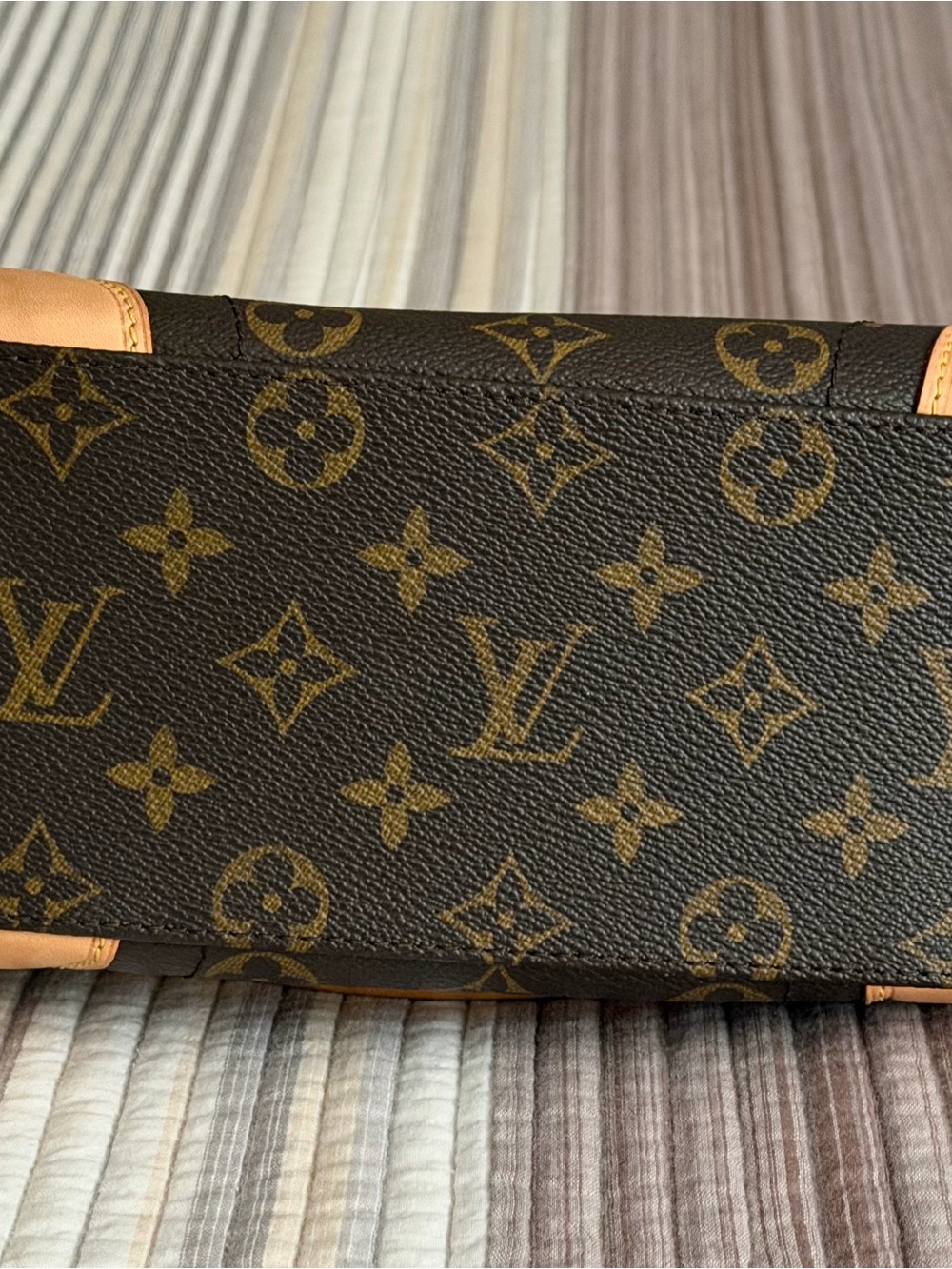 Louis Vuitton Beverly MM Monogram Brown Shoulder Bag with Vachetta Trim - Picture 2 of 13